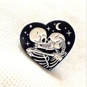 🧁 3/$30 Skeletons in Love Heart Kiss Enamel Pin NEW